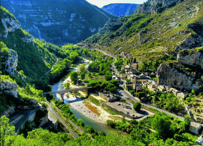 Petit village encercle par la forêt et des Montagnes, les Cevennes Gorges du Tarn