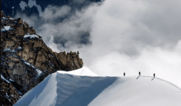 Randonneurs qui marche vers les montagnes avec plein de neige, Mont-Blanc voie normale