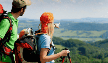 Un couple qui admire le magnifique paysage de montagnes, mont Caroux