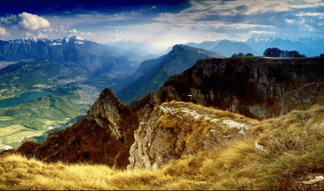 belle vue d'une chaîne de montagnes du sommet d'une montagne, nature et traditions