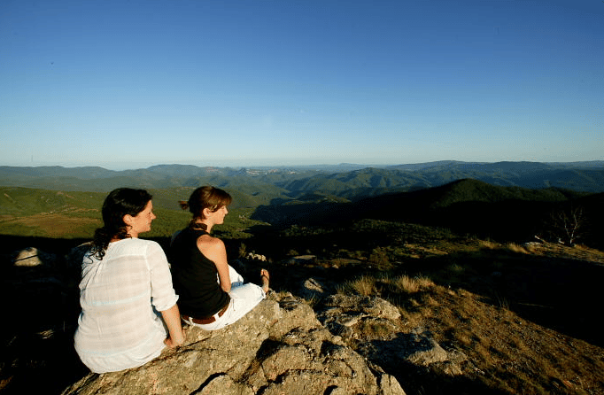 Deux femmes assise au sommet entrant d'admirer les montagnes, les plus belle randonnée Cévennes