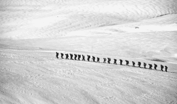 Raids-alpi groupe de randonneurs qui marche vers les montagnes avec plein de neige