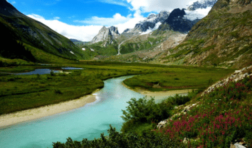 Magnifique paysage naturel assembler de forêt arbres, de lacs et de montagnes, rando Mont Blanc