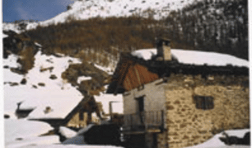 Petit village entoure de montagnes en hiver, rando raquette
