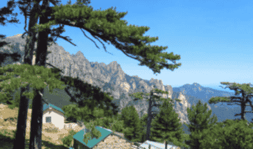 Un petit village entoure de montagnes et arbre randonnée itinérante corse