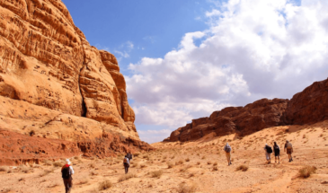 Randonnée Wadi Rum : plusieurs randonneurs dans le désert Wadi Rum en Jordanie, lors d'une randonnée