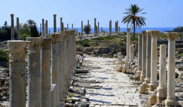 Montagnes libanaise : vue sur les ruines de Tyr au bord de la mer au Liban
