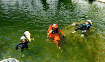 Une mère et deux enfants nagent dans le lacs, séjour Cevennes
