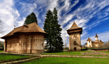 Petit village abandonner et encercle par la forêt et des Montagnes séjour en Roumanie