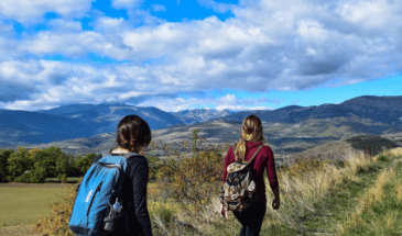 Deux femmes qui marchent sur une piste montagneuse,sport loisir Montpellier