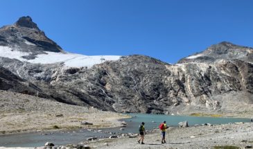 Des randonneurs admirant la vue sur le Grand Paradis Alpes