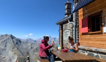 Femmes prenant leur déjeuner dans une cabane avec une vue sur les montagnes
