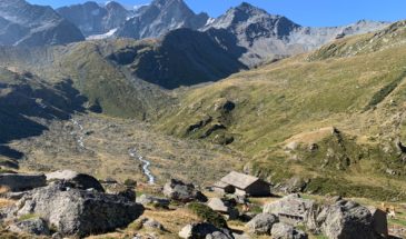 Trekking en suisse vue sur des rochers et cabane au pied des rochers et des montagnes en horizon