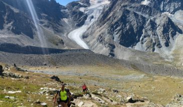 Trekking suisse couple de randonneur dans la magnifique région du valais